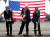 지난해 미국 위스콘신주 폭스콘 공장 기공식에서 도널드 트럼프(가운데) 미국 대통령과 궈타이밍 훙하이정밀공업 회장(오른쪽). [로이터]