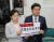 김정재 자유한국당 의원(왼쪽)과 지상욱 바른미래당 의원이 18일 오후 국회 의안과에서 조국 법무부 장관 의혹 관련 국정조사 요구서를 제출하고 있다. 김경록 기자