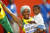 자메이카의 셸리 앤 프레이저-프라이스가 29일 여자 100m 결승에서 우승한 뒤 아들 지온을 안고 트랙을 돌고 있다. [REUTERS=연합뉴스]