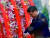 시진핑 중국 국가주석이 30일 베이징 천안문 광장 한복판에 있는 인민영웅기념비에 헌화하고 있다. [중국 CCTV 캡처]