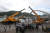 1일 대만 북동부 난팡가오에서 발생한 다리붕괴 현장에서 구조대원들이 수색작업을 하고 있다.[AP=연합뉴스] 
