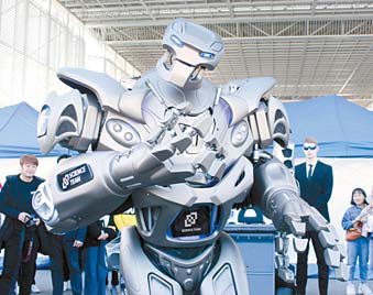 대전사이언스 페스티벌에서 엔터테인먼트 로봇 ‘AI타이탄’이 포퍼먼스를 보이고 있다.