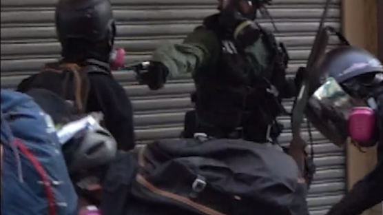 시위중 홍콩 경찰이 쏜 총알에···피 흘리며 쓰러진 18세 학생