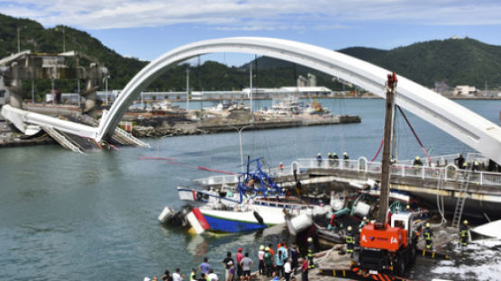 [서소문사진관] 대만 북동부서 다리 무너져···2명 사망하고 4명 실종돼