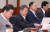 문재인 대통령(가운데)이 29일 청와대에서 열린 국무회의에 참석하고 있다. [청와대사진기자단]