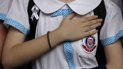 '총 맞은 것처럼' 경찰 총격에 항의…가슴에 손 얹은 홍콩 학생들 