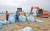 제18호 태풍 미탁이 북상 중인 1일 오전 울산시 울주군 나사리항 어촌계 주민들이 태풍에 약한 지반을 막기위한 모래주머니를 만드는 작업을 하고 있다. [뉴시스]
