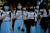  총상은 입은 청츠젠의 동기생들이 2일 홍콩의 한 학교에서 경찰의 총격에 항의하는 가슴에 손을 얹는 퍼포먼스를 하고 있다. [AFP=연합뉴스]