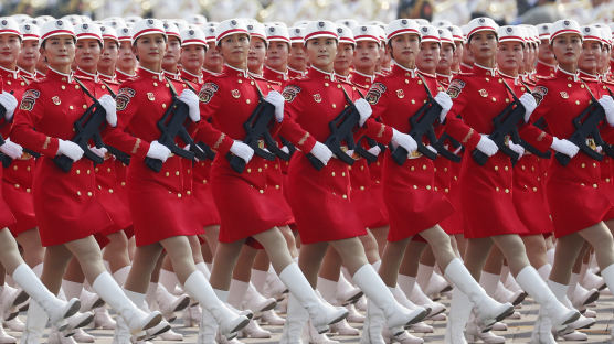중국 여군, 모자와 치마선까지 맞춰…70주년 열병식 한사람 같은 중국 인민해방군