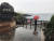 지난 1일 오후 제주의 대표 관광지 중 한곳인 용두암을 찾은 관광객이 우산을 쓴채 바다를 바라보고 있다. 최충일 기자