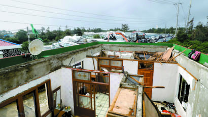 [사진] 주택 지붕까지 날려버린 태풍 ‘미탁’