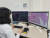 서울대병원 병리 전문의가 디지털로 변환한 암환자 조직을 화면에 띄워 검사하고 있다. [사진 병리학회]