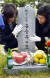  고 홍승우 소령의 어머니(오른쪽)와 이모가 2일 오후 국립대전현충원에서 묘비제막식을 마치고 고인의 묘비를 어루만지고 있다. 프리랜서 김성태