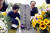 고 임재엽 상사의 어머니와 아버지가 2일 오후 국립대전현충원에서 묘비를 어루만지고 있다. 프리랜서 김성태