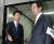2005년 10월 천정배 법무부 장관의 수사지휘권에 반발해 사의를 표명한 김종빈 검찰총장(오른쪽)을 천 장관이 배웅하고 있다.