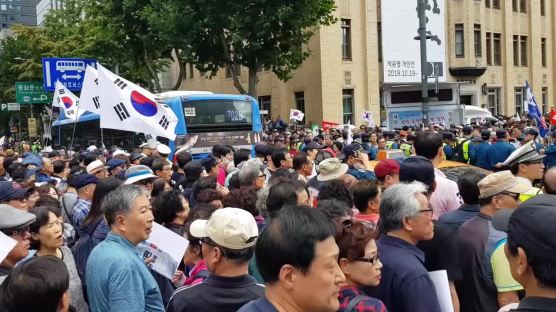 개천절 광화문 보수 대규모 집회…“조국 사퇴” 