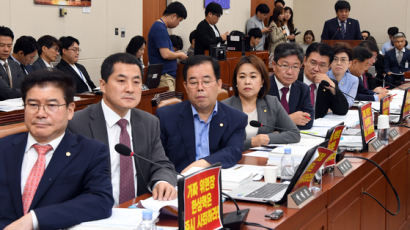  "한상혁은 사퇴하라", 방통위원장에 고개돌린 한국당 