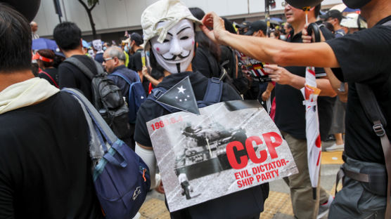 홍콩 오늘 복면금지법…총맞은 고교생 폭동죄 기소