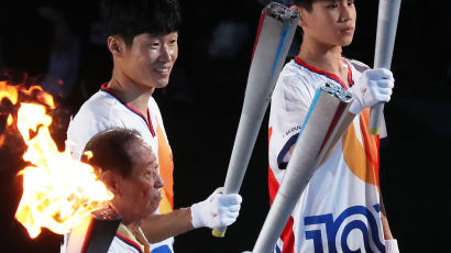 '한국축구영웅' 박지성, 100회 전국체전 성화 최종점화