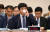 한상혁 방송통신위원장이 4일 오전 국회에서 열린 과학기술정보방송통신위원회 국정감사에 출석해 물을 마시고 있다. 변선구 기자 