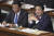 아베 신조 일본 총리(오른쪽)와 아소 다로 부총리 겸 재무상이 4일 열린 임시국회에 참석했다. [AP=연합뉴스]