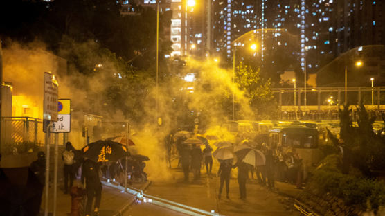 홍콩 복면금지법 시행 첫날…14세 소년 경찰 총에 맞아 부상