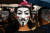 6일 홍콩 코즈베이웨이 지역에서 열린 시위에서 시위대들이 저항의 상징인 ‘가이 포크스’ 가면을 쓴 채 행진하고 있다. [로이터 연합뉴스]