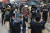홍콩의 복면금지법이 시행 된 5일(현지시간) 시민들이 마스크를 착용하고 행진하고 있다. [AP=연합뉴스] 