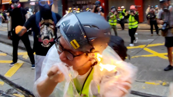 홍콩 취재 중 얼굴에 불 붙은 기자…복면 금지 후 시위는 더 격렬