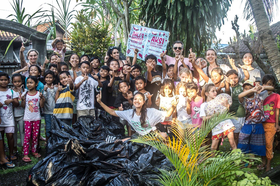지난 2월 인도네시아 발리 섬 덴파사 지역에서 진행한 &#39;발리 대청소(Bali&#39;s Biggest Clean Up) 2019&#39;에서 참가자들은 마을 곳곳에 쌓인 쓰레기를 수거했다. 