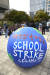 지구 모양의 커다란 풍선에 &#39;기후악당국가탈출, SCHOOL STRIKE 4 CLIMATE&#39;이라고 적혀 있다. 