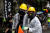 6일 안전모와 마스크를 쓴 홍콩 시위대의 모습.[로이터=연합뉴스]