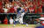 다저스의 맥스 먼시가 7일 워싱턴과 디비전시리즈 3차전에서 추격하는 1점포를 치고 있다. [연합뉴스]