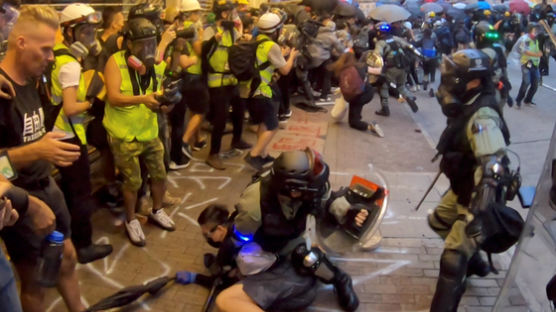 홍콩 경찰, 복면금지법 위반 첫 기소…기자 얼굴에 불 붙는 등 충돌 격화