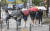 7일 전국에 비가 내린 뒤 기온이 점차 떨어지겠다. 비가 내린 지난 2일 오후 대전 서구 한 횡단보도에서 우산을 쓴 시민들이 발걸음을 재촉하고 있다. [뉴스1]