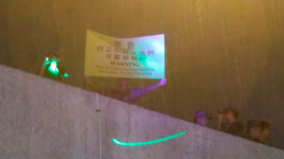홍콩 시위대 '복면금지법' 반발…中 인민해방군과 첫 대치 