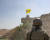 지난달 21일 시리아 북부 탈 아브야드 지구에서 쿠르드 민병대 SDF 소속 병사가 SDF 깃발을 들어올리고 있다. 이를 미군이 바라보고 있다.[EPA=연합뉴스]