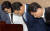 김동원 전북대 총장(가운데)과 보직 교수들이 지난 7월 9일 학내 진수당에서 최근 잇따라 발생한 교수들의 비위에 대해 사과하고 있다. [연합뉴스]