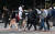 서울 종로구 세종대로 사거리 횡당보도에서 외투를 입은 시민들이 발걸음을 재촉하고 있다. [뉴스1]
