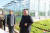 김정은 북한 국무위원장이 1116호 농장을 방문해 농작물 생육상태를 살펴보며 웃고 있다. [사진 연합뉴스, 조선중앙통신]