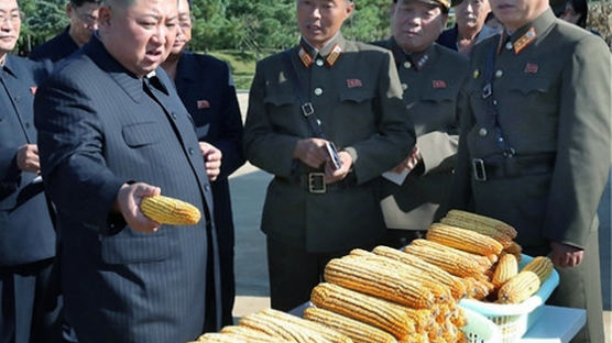 김정은 한달만에 등장···이번엔 미사일 대신 옥수수 들었다