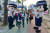 지난 4월 9일 오전 경찰 마스코트인 포돌이 포순이가 경북 포항시 북구 동부초등학교 앞에서 등굣길 교통사고 예방 안전 캠페인을 펼치고 있다. [뉴스1]