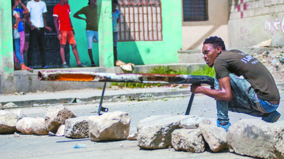 [사진] 아이티 시위대의 사제총