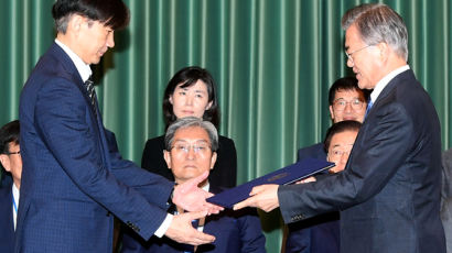 靑, 조국 찬반 청원에 "임명·철회는 대통령 권한···국정에 반영"