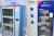 (왼)즈푸바오(支付宝)의 블록체인 기술을 이용한 도서 대여기, 오른쪽에 있는 안면인식 기능으로 즈푸바오와 연동되 신분확인이 가능하다. / (오)즈푸바오(支付宝)의 안면인식 기능으로 구매 가능한 음료 자판기 [출처 차이나랩]