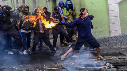 [서소문사진관]에콰도르 원주민 시위로 수도 마비...모레노 대통령 관저에서 피신