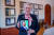 노르웨이 노벨상위원회 의장이 100번째 평화상 수상자인 아비 아머드 총리의 사진을 들고 있다. [로이터=연합뉴스]