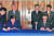 1998년 김대중 대통령과 오부치 게이조 총리가 ‘21세기 새로운 한·일 파트너십 공동선언’에 서명하고 있다. [중앙포토]