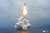 북한이 지난 2일 동해 원산 앞바다에서 잠수함용 탄도미사일(SLBM) 북극성-3을 발사하고 있다. 이 미사일은 고도 910㎞로 450㎞를 비행했지만, 최대 8000㎞까지 확장할 수 있다. [연합뉴스]