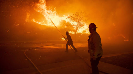 [서소문사진관]미 캘리포니아, 강제 단전 불구, 곳곳에서 화재